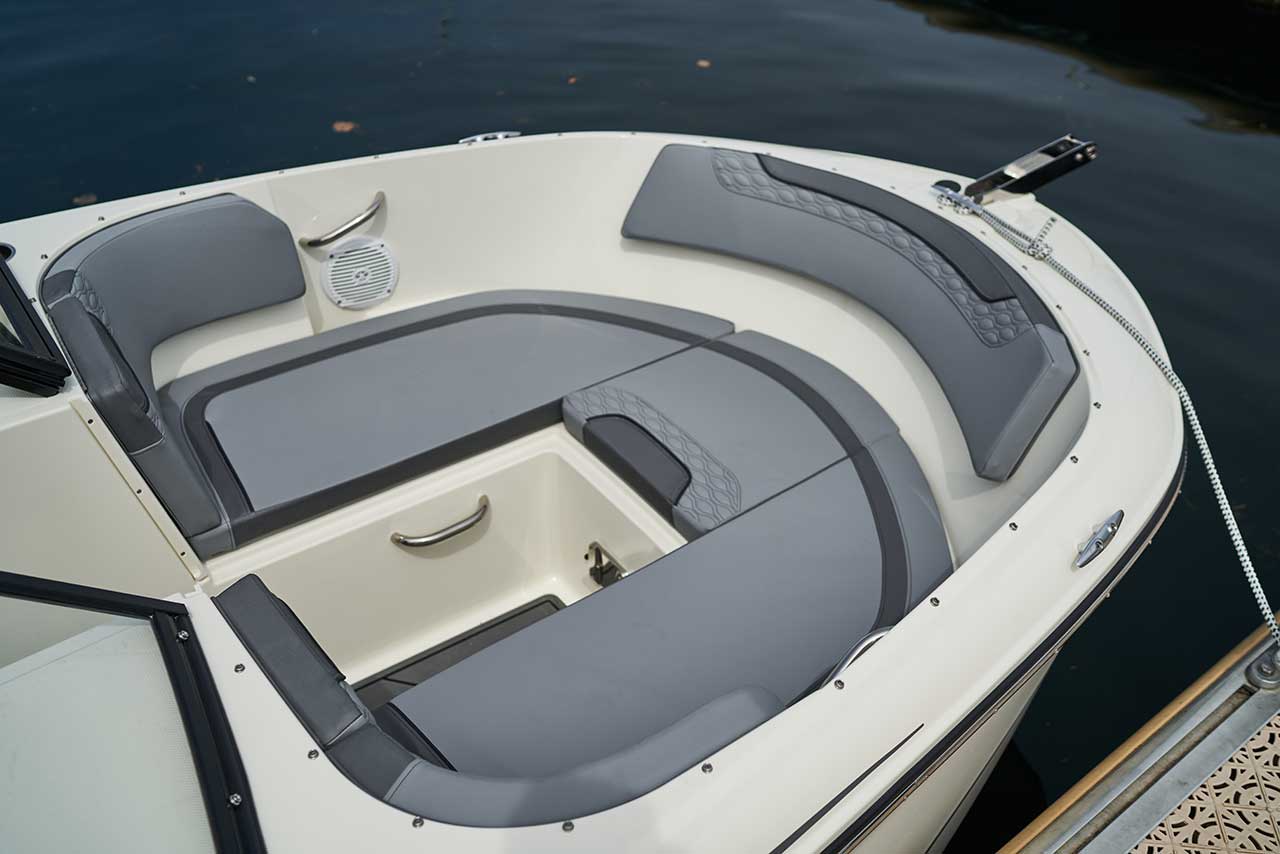 Bain de soleil avant du Bayliner M19