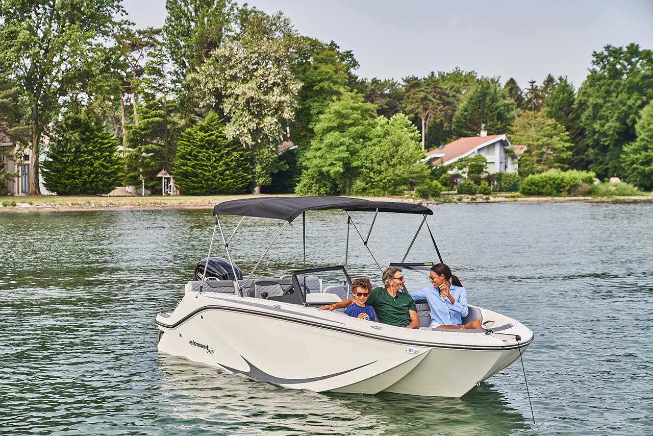 Bayliner M19 sur le lac