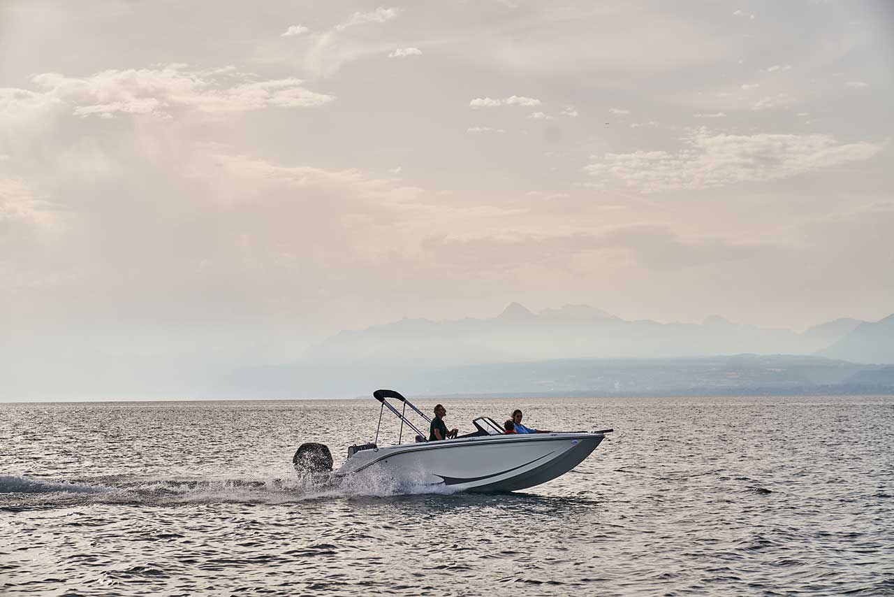 Bayliner M19, vue de côté