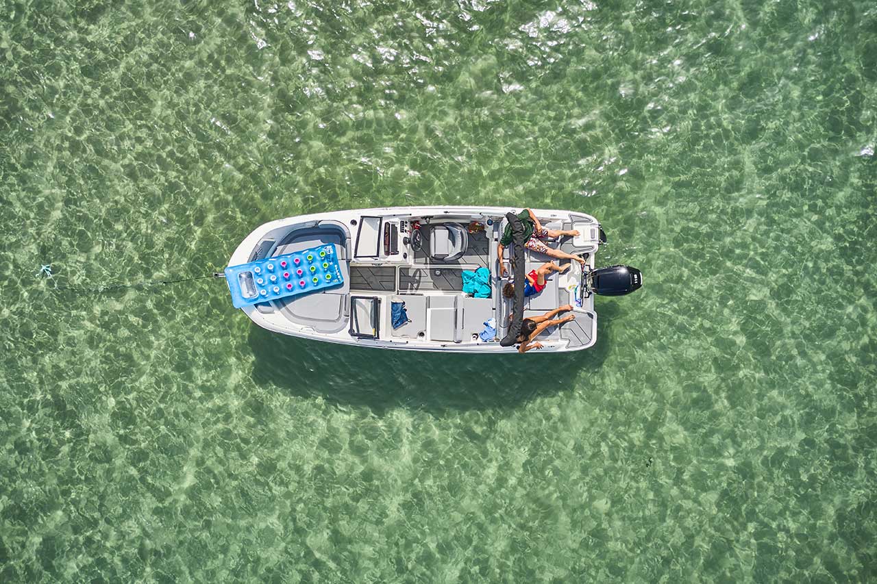 Vue aérienne d’un Bayliner M19