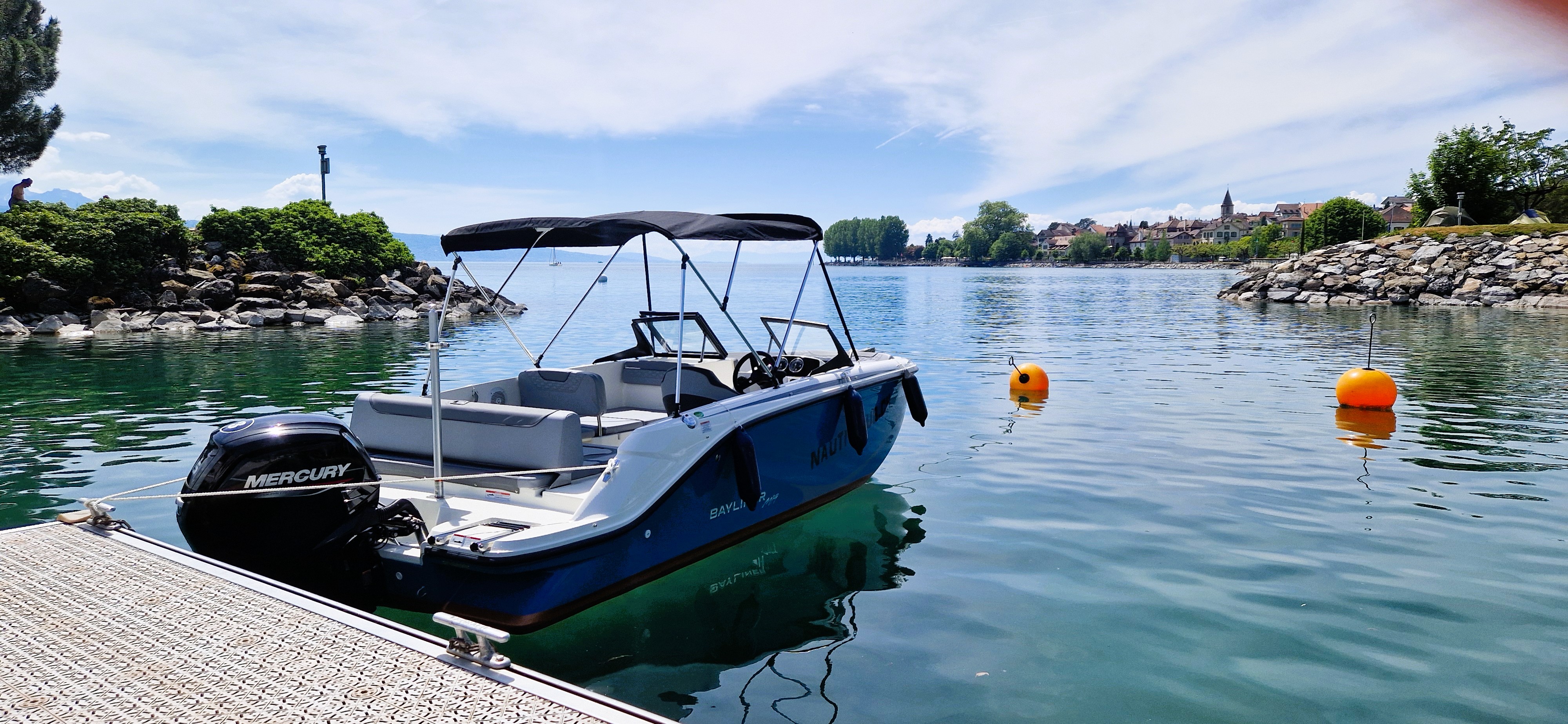 Bayliner M19 à quai, mât de ski et bimini